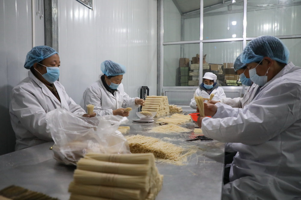 11月30日，工作人员在天水麦积区兴阳食品有限公司包装挂面。