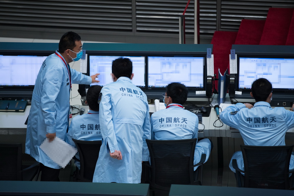 12月1日，在北京航天飞行控制中心，航天科技人员在监测嫦娥五号探测器落月过程。新华社发（国家航天局供图）
