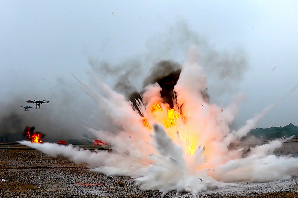油料保障隊組織參賽隊員進行無人機滅火作業（12月1日視頻截圖）。新華社發（呂冀周 攝）