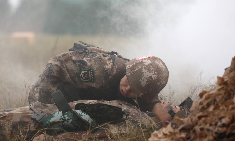 衛勤專業參賽隊員在進行戰場“傷員”急救（11月29日攝）。新華社發（武一明 攝）