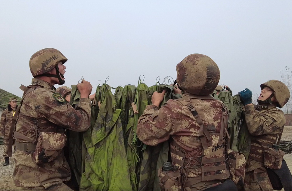宿營保障隊參賽隊員在搭設野戰宿營帳篷（11月30日視頻截圖）。新華社發（呂冀周 攝）
