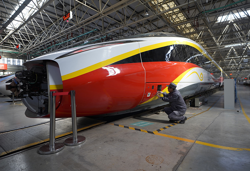 12月4日，中车唐山公司员工对列车进行检测。