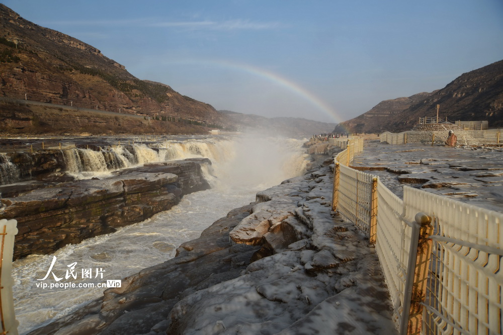 2020年12月4日，在山西省临汾市吉县黄河壶口瀑布拍摄的冰挂彩虹美景。