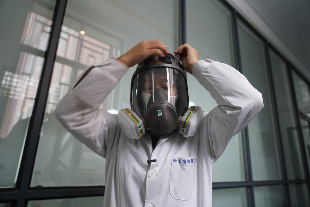 �޸�ʦ���������������ߣ�׼��ʹ��ר�ŵ�ҩˮ��ϴ��Ƭ�ϵ����ʣ�12��3���㣩��