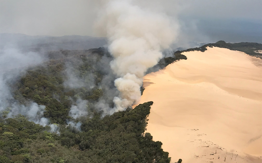 這張來自社交媒體的照片顯示的是11月30日在澳大利亞昆士蘭州弗雷澤島拍攝的林火。
