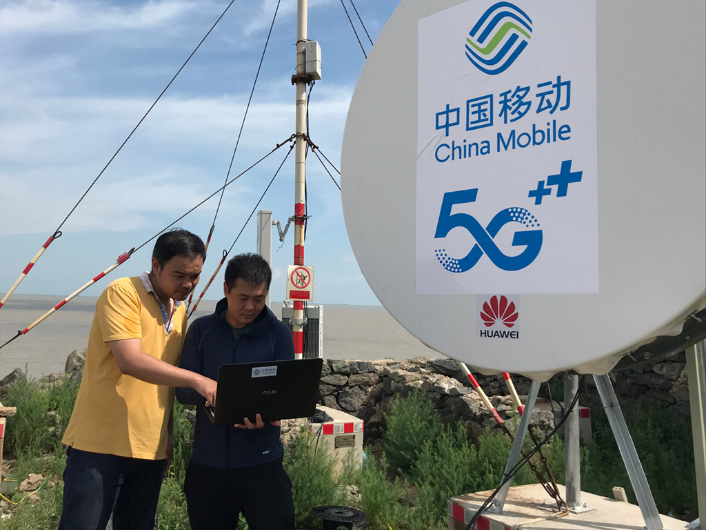 在江蘇省灌雲縣開山島，中國移動工作人員測試5G信號（5月20日攝）。 新華社發（茆平平 攝）