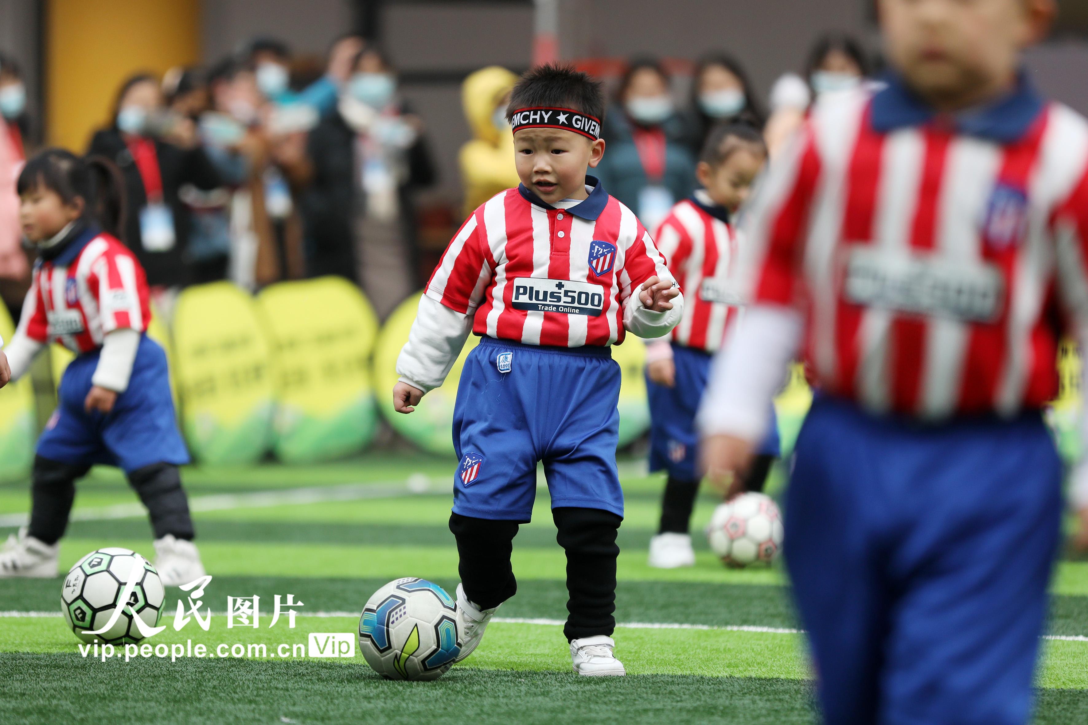 12月7日，安徽省淮北市第二實驗幼兒園的小朋友在足球課上學習踢足球。