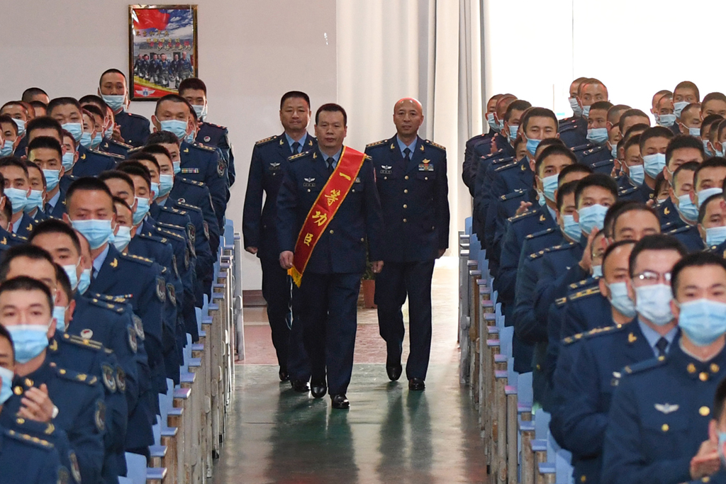 12月8日，南部戰區空軍航空兵某旅舉行授獎大會，王建東（中）走入會場。  新華社發（唐俊 攝）