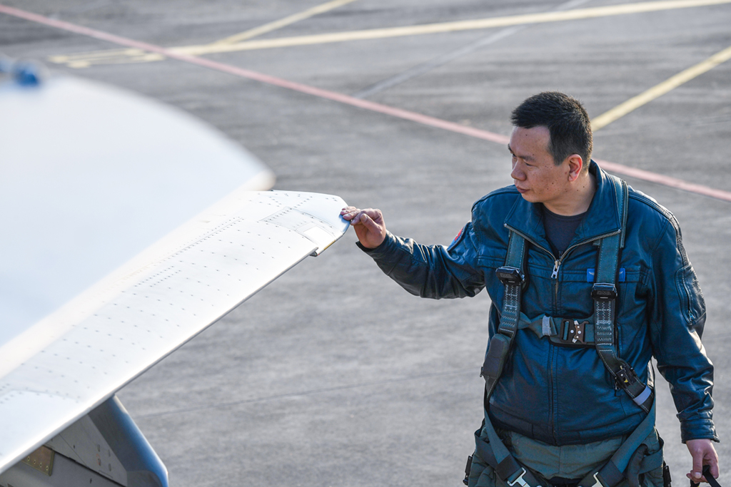  12月6日，在恢復訓練中，王建東穿上為復飛准備的新裝具重回飛行一線。新華社發（唐俊 攝）