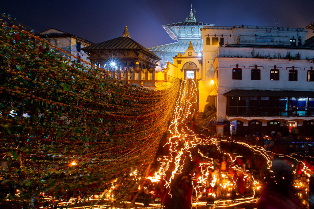 2019年11月25日，尼泊爾加德滿都的帕蘇帕提神廟流光溢彩。