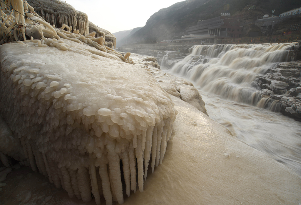 12月9日在山西吉县黄河壶口瀑布景区拍摄的“冰瀑玉壶”壮美景观。