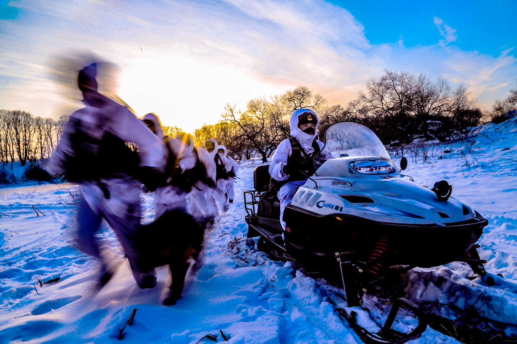 东极哨所官兵组织摩托雪橇和执勤分队进行联合战术演练（11月4日摄）。 新华社发（李宝成 摄）