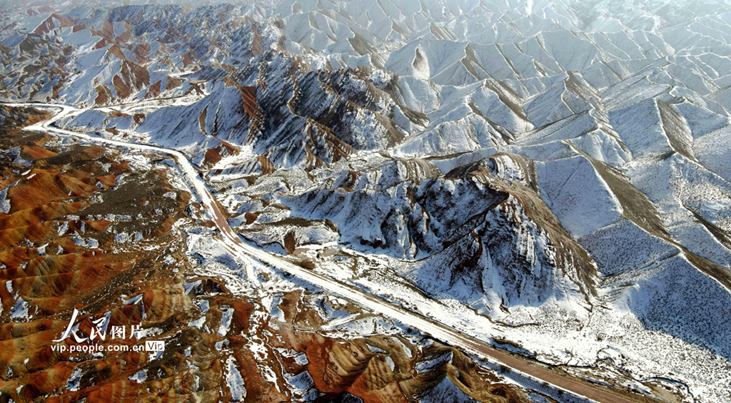 12月9日拍摄的甘肃省张掖市雪后的七彩丹霞。