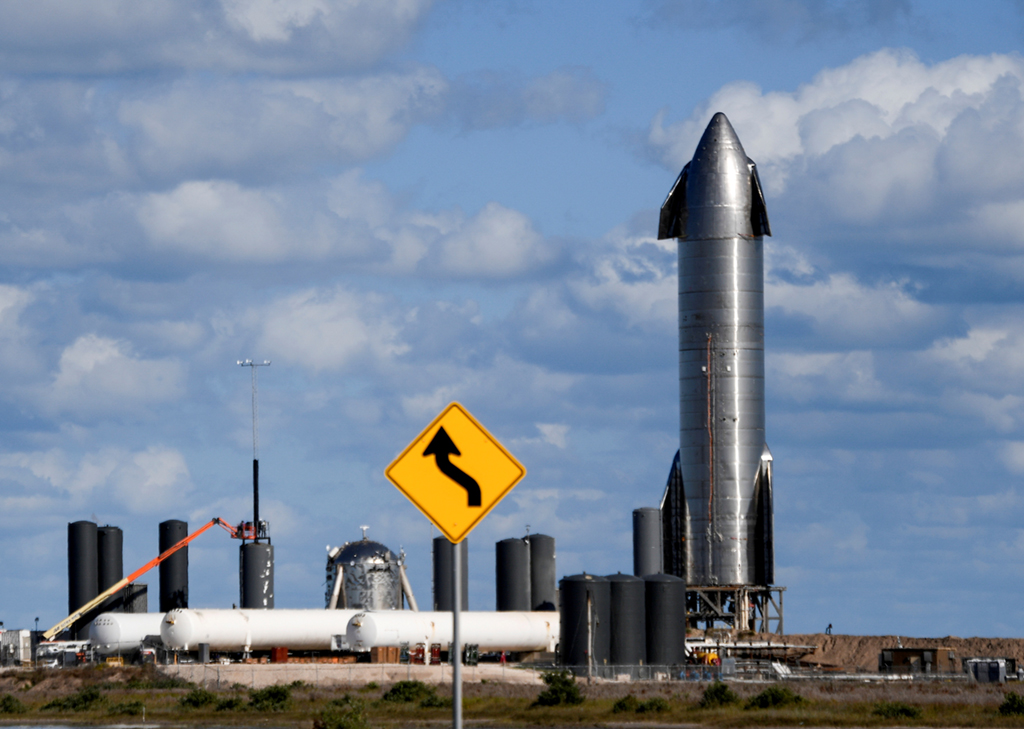 這是12月1日在美國得克薩斯州博卡奇卡拍攝的美國太空探索技術公司SN8星船原型機。新華社/路透