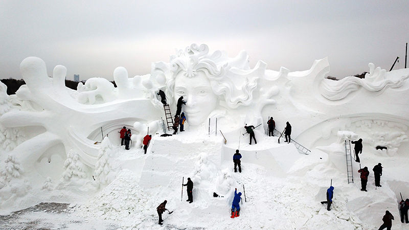 12月10日，雪雕師在太陽島“雪博會”園區進行雪雕制作（無人機照片）。
