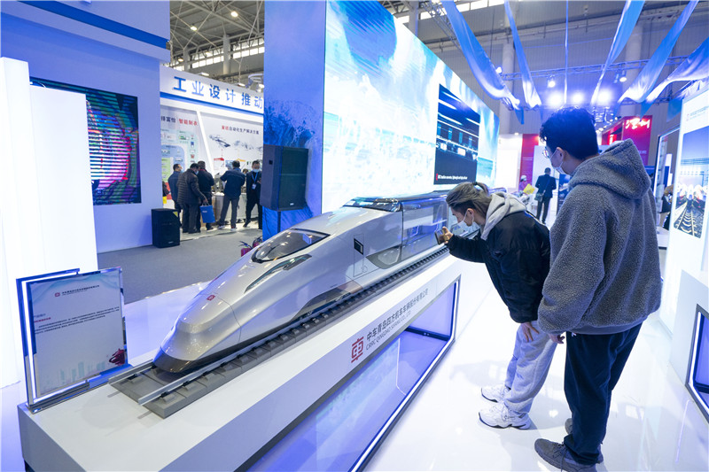 12月11日，觀眾在2020年中國國際工業設計博覽會上參觀。