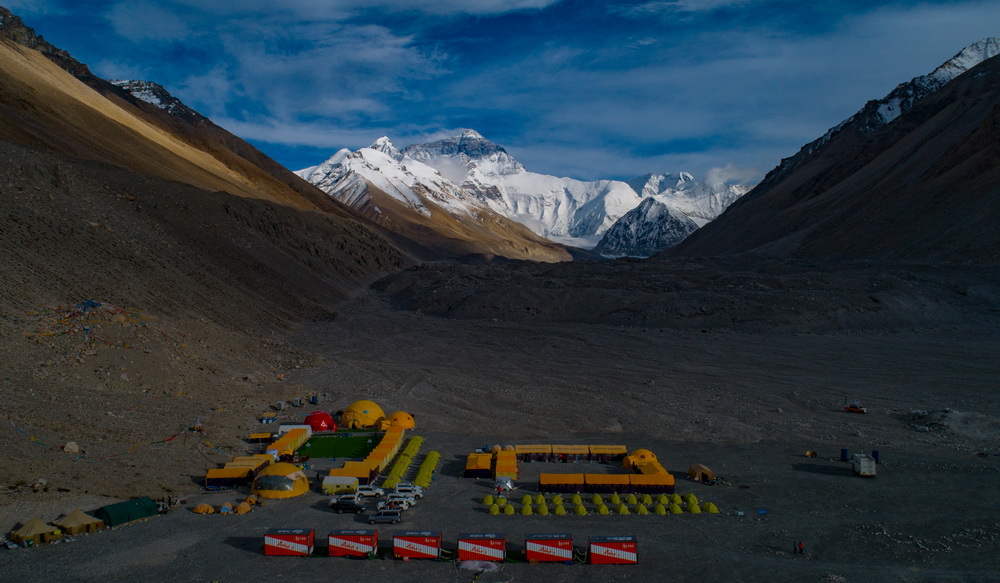 這是5月25日拍攝的珠峰登山大本營及珠峰（無人機照片）。新華社記者 普布扎西 攝