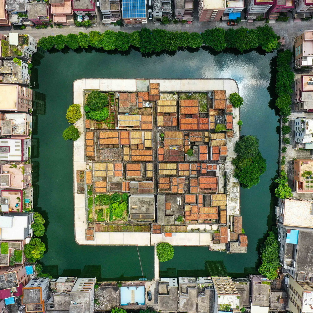空中俯瞰逆水流龜村堡（6月24日攝，無人機照片）。新華社記者 劉大偉 攝