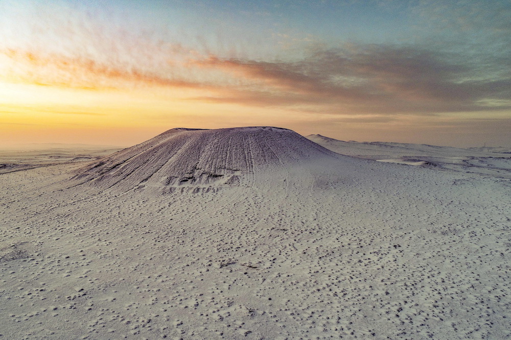 這是內蒙古自治區察哈爾火山景色（11月28日攝，無人機照片）。新華社發（王正 攝）