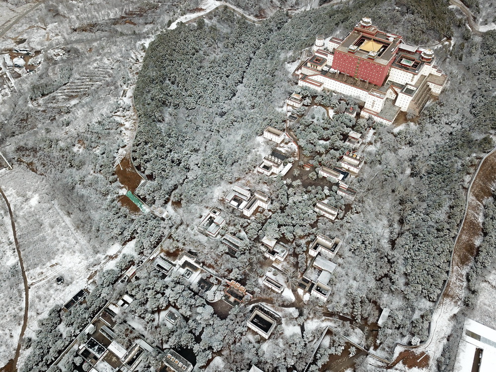 11月19日拍攝的河北承德普陀宗乘之廟雪景（無人機照片）。新華社發（王立群 攝）