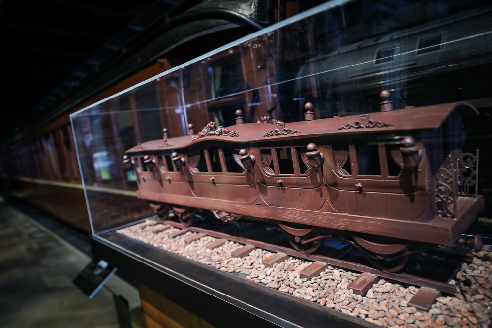 這是12月15日在比利時布魯塞爾火車世界博物館拍攝的一件藝術家以皇家車廂為原型而創作的巧克力雕塑。