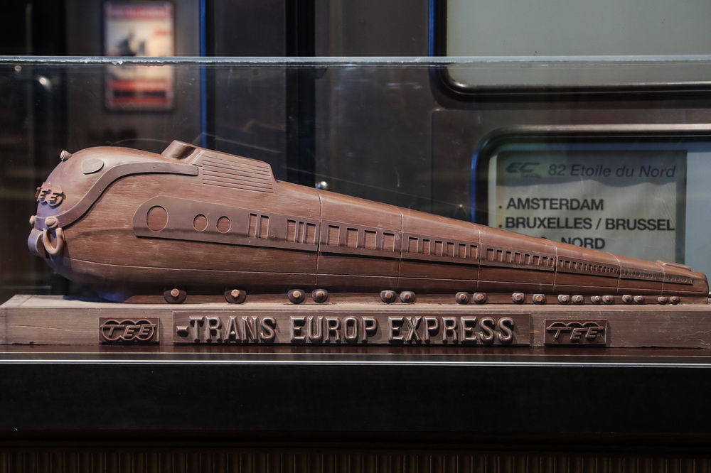 這是12月15日在比利時布魯塞爾火車世界博物館拍攝的一件藝術家以全歐快車為原型而創作的巧克力火車雕塑。