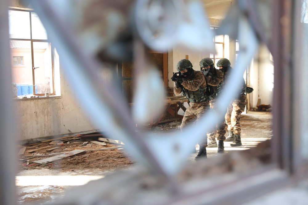武警第一機動總隊某支隊特戰隊員在進行房間搜索訓練（12月15日攝）。新華社發（常龍 攝）
