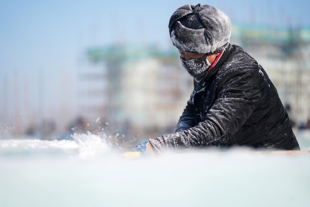 12月16日，在哈尔滨冰雪大世界园区，工人在进行冰建施工作业。当日，哈尔滨市最低气温达到零下20摄氏度以下。新华社记者 王建威 摄