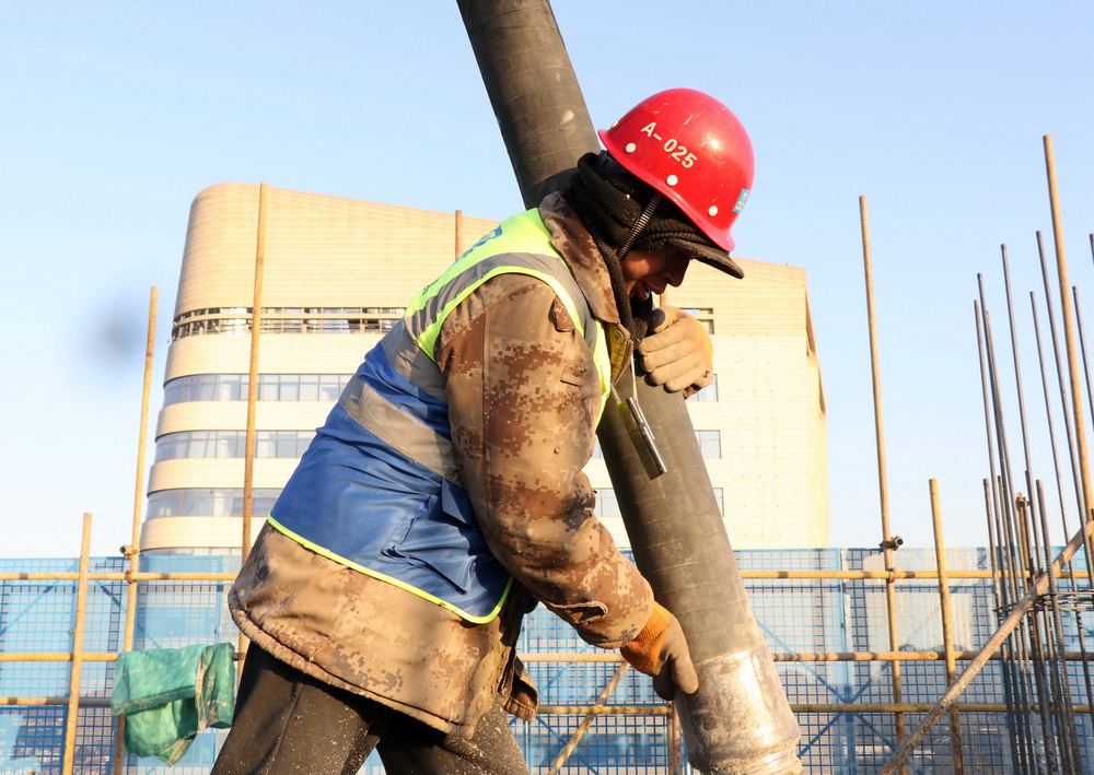 2月16日，在中建三局北京公司北京市大兴区一处项目工地，工人在浇筑水泥。 新华社记者 金良快 摄