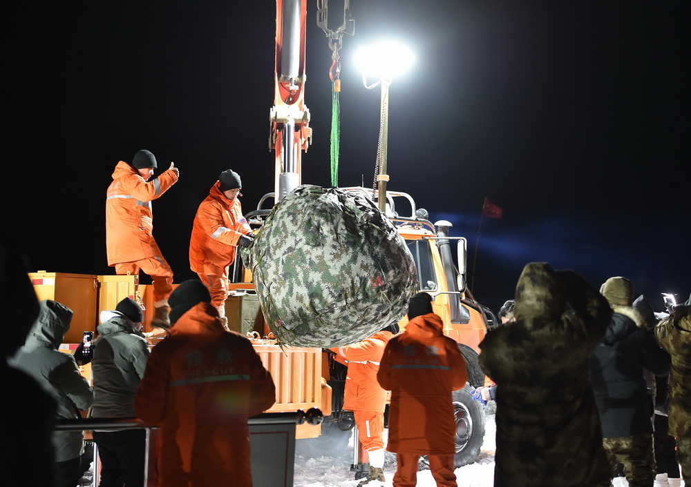 12月17日，工作人员将嫦娥五号返回器吊运至装载车辆。新华社记者 任军川 摄