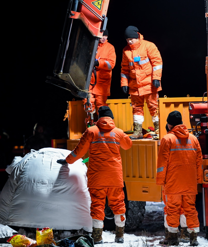 12月17日，工作人员在搬运嫦娥五号返回器。新华社记者 彭源 摄