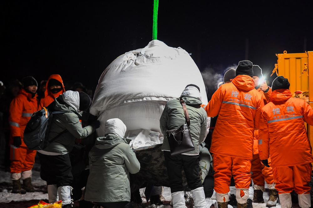 12月17日，工作人員在搬運嫦娥五號返回器。新華社記者 彭源 攝