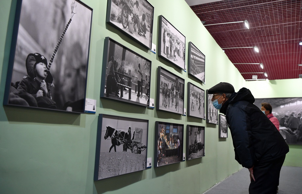 12月20日，參觀者在第十三屆中國攝影金像獎作品展參觀。