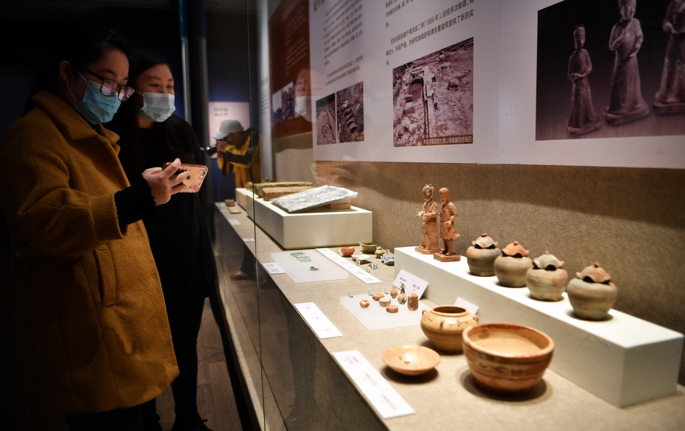 12月22日，参观者在海南省博物馆的“海南稽古 南海钩沉——海南考古七十年”展上参观拍摄。