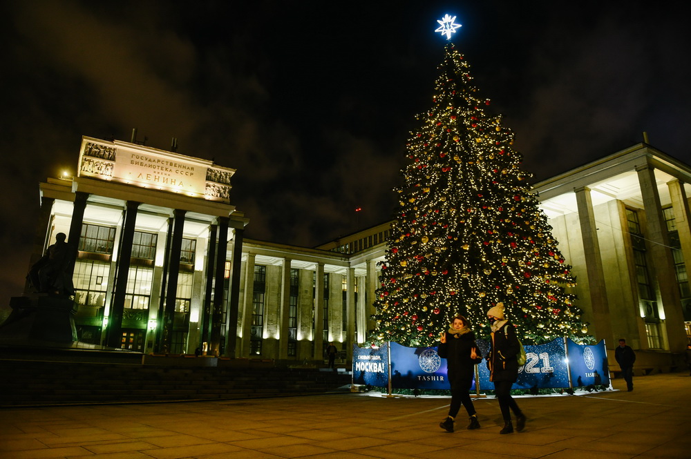 12月23日，在俄羅斯首都莫斯科，行人從新年樅樹旁走過。