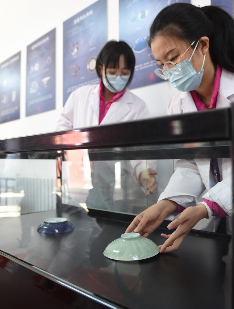 12��24�գ���Բ��԰���������Ź���վ��������Ա�ڰڷ����޸��Ĵ�����