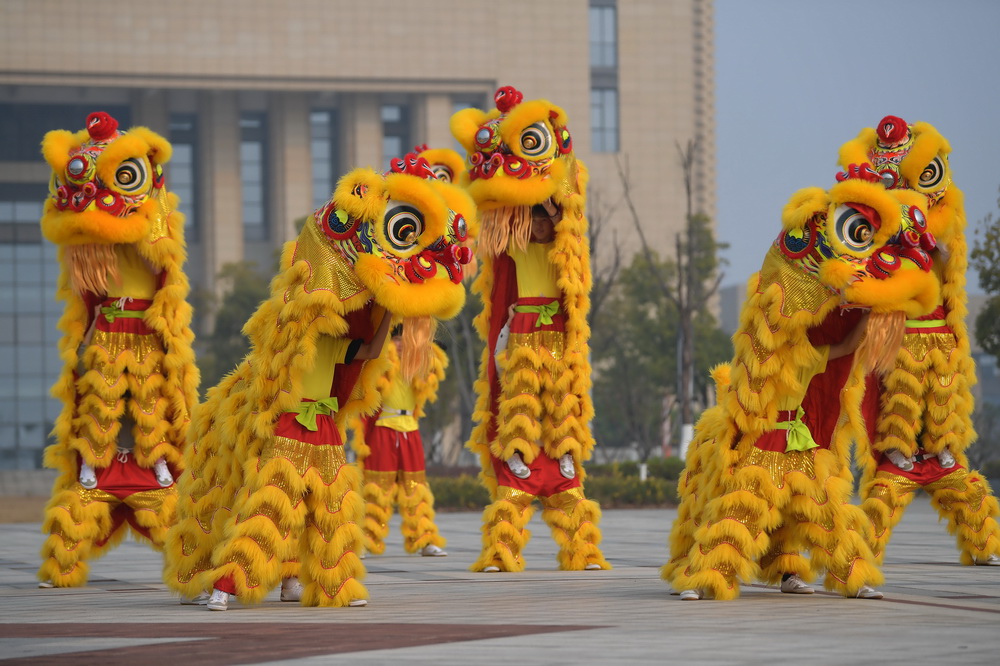 12月27日，在江西师范大学科学技术学院，龙狮队的队员们正在进行舞狮训练。