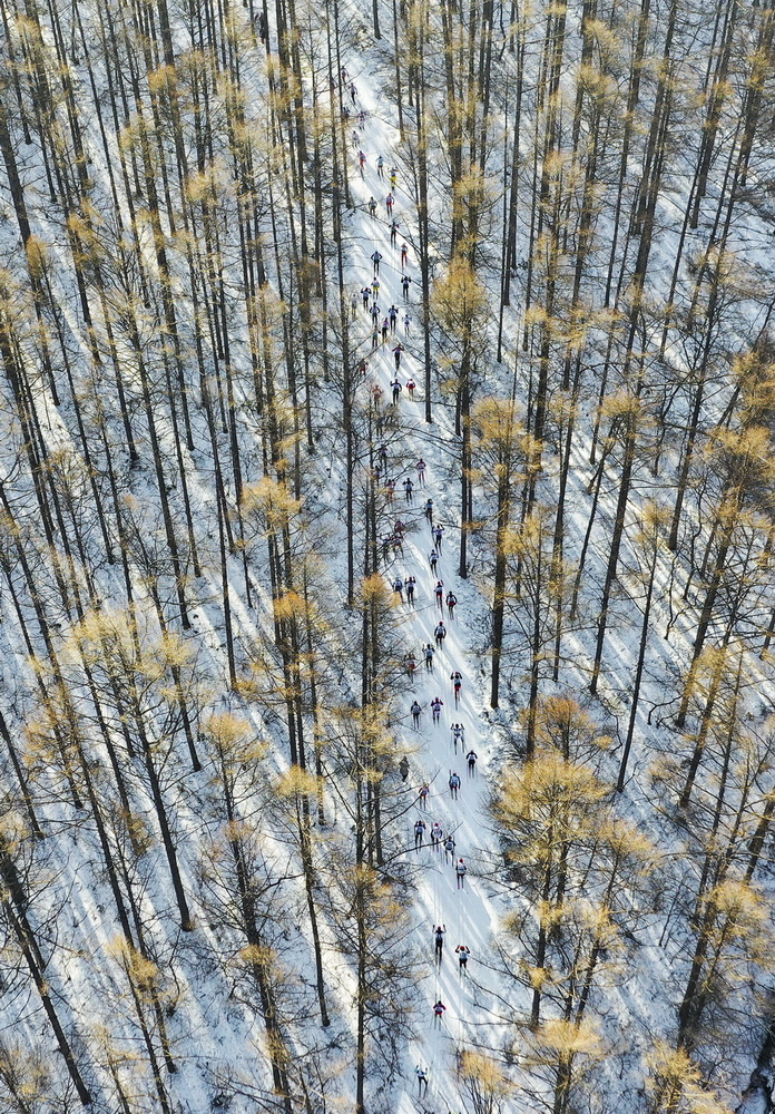 12月29日，參加第19屆中國長春淨月潭瓦薩國際越野滑雪賽的選手在比賽中（無人機照片）。