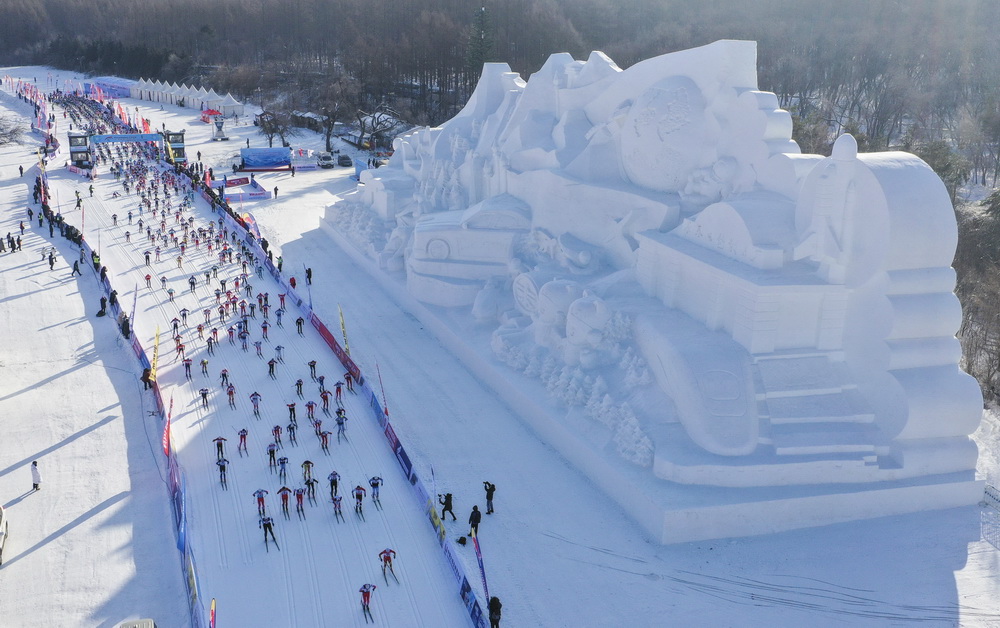 12月29日，參加第19屆中國長春淨月潭瓦薩國際越野滑雪賽的選手從起點出發（無人機照片）。