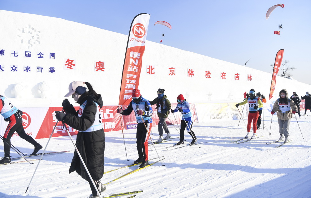 12月29日，參加第19屆中國長春淨月潭瓦薩國際越野滑雪賽的選手在比賽中。