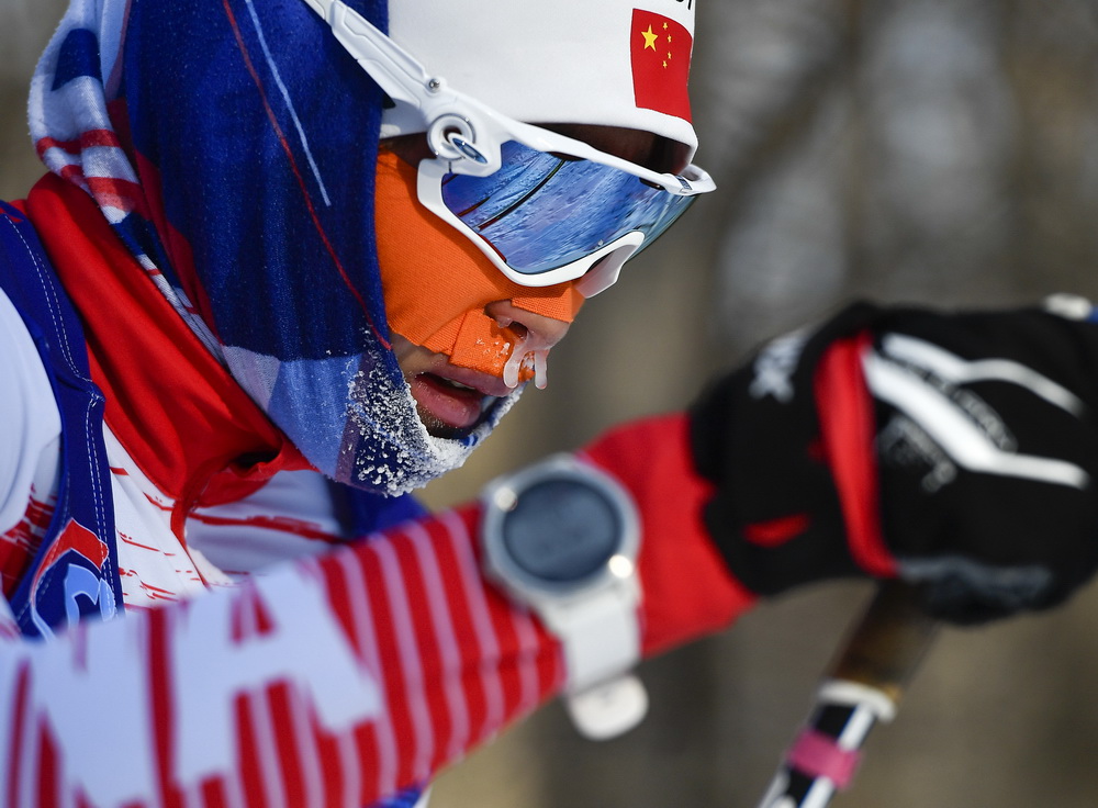 12月29日，參加第19屆中國長春淨月潭瓦薩國際越野滑雪賽的選手在比賽中。