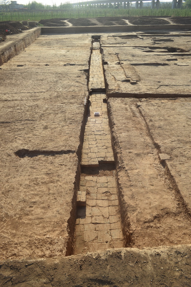 這是洛陽白草坡東漢陵園考古發掘的主排水渠（2019年4月17日攝）。