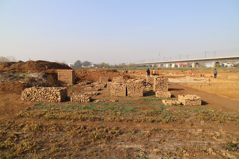 這是河南洛陽白草坡東漢陵園發掘現場出土的建筑材料殘塊（資料圖片）。