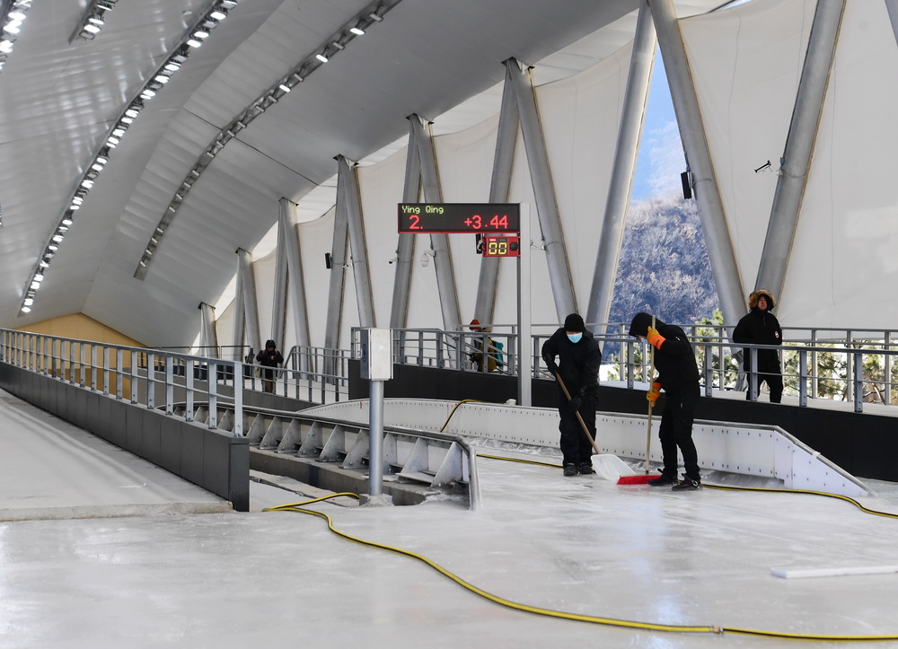 12月29日，工作人員在國家雪車雪橇中心清理冰面。