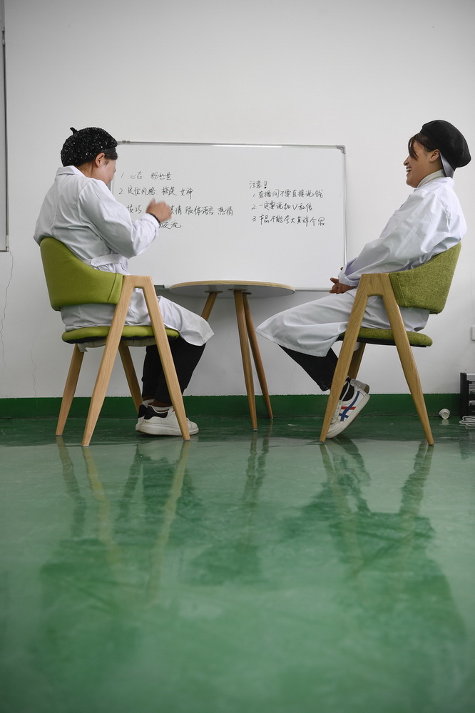 海燕（左）和馬燕在閩寧禾美電商扶貧車間討論直播內容（11月11日攝）。新華社記者 楊植森 攝