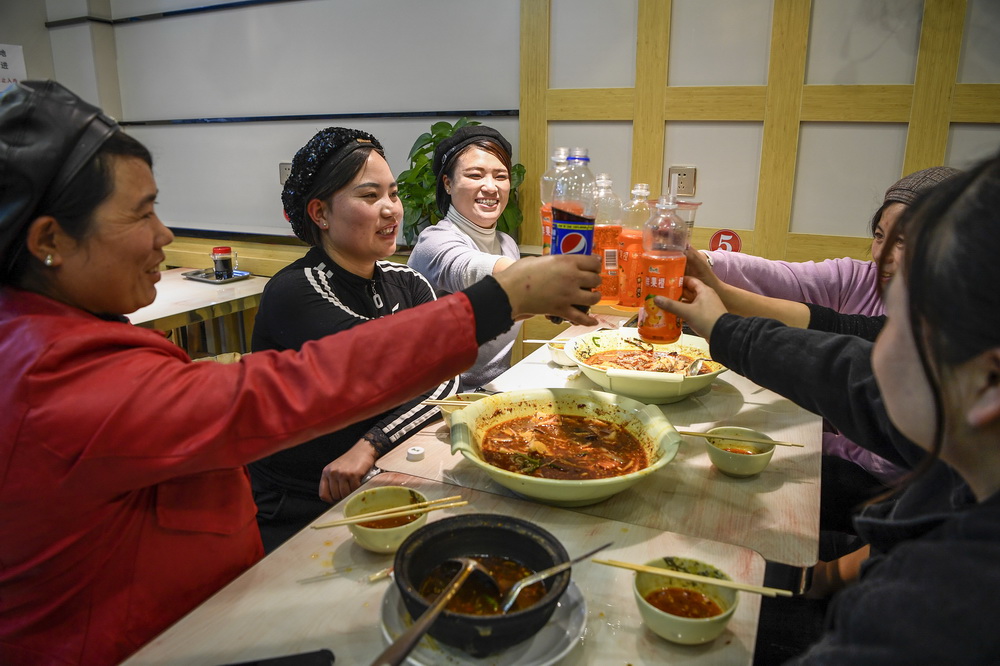 “雙十一”當天結束工作后，“巧媳婦”直播帶貨團的6名女員工在聚餐慶祝（11月11日攝）。新華社記者 馮開華 攝