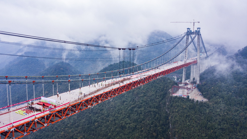12月29日，隨著最后一塊橋面板吊裝完成，河閃渡烏江特大橋順利合龍（無人機照片）。