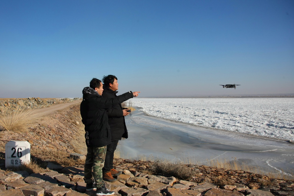 巡測隊員在黃河寧蒙段用無人機拍攝凌情資料（12月25日攝）。新華社記者 劉詩平 攝