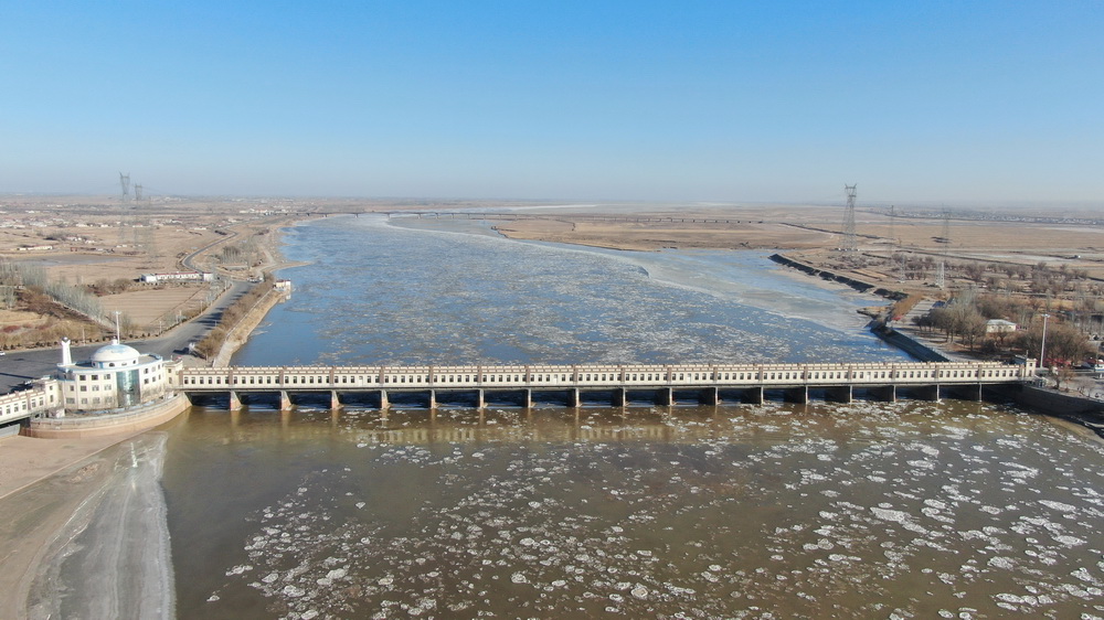 這是12月24日拍攝的三盛公水利樞紐黃河凌情（無人機照片）。新華社記者 劉詩平 攝