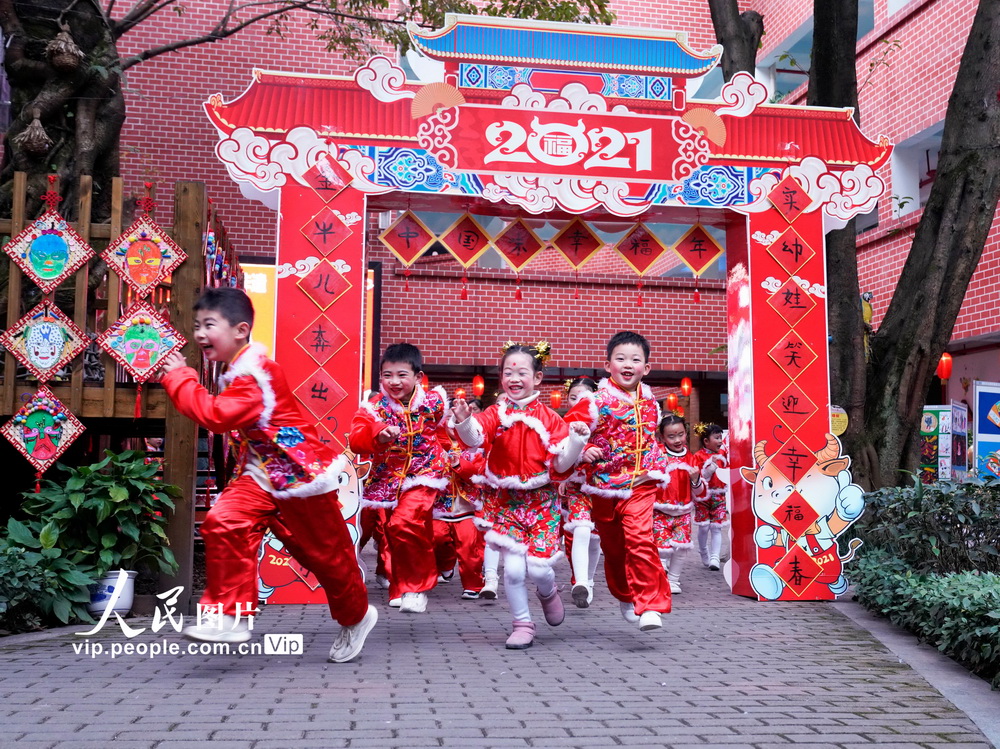 12月30日，參加完元旦文藝演出的孩子們在校園內玩耍。